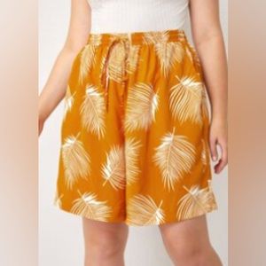 Plus size tropical print drawstring shorts